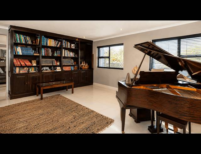 4 BEDROOM FREESTANDING TO LET IN FLAMINGO VLEI